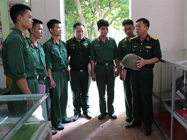 lu-doan-phong-khong-297-day-manh-cong-tac-giao-duc-truyen-thong-cho-bo-doi