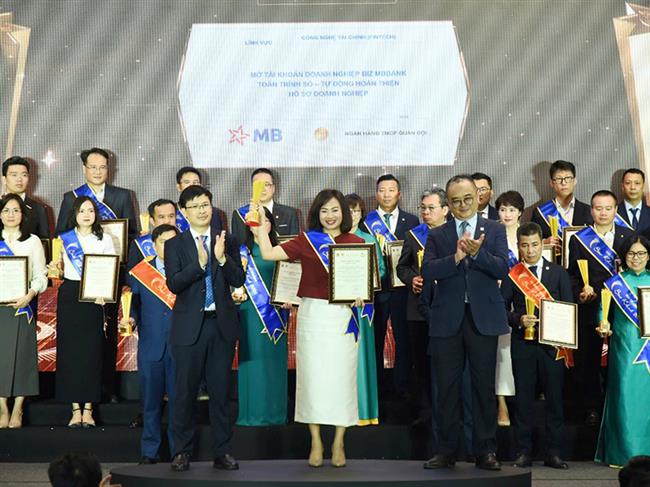 mb-ghi-dau-an-voi-5-giai-thuong-sao-khue-2026