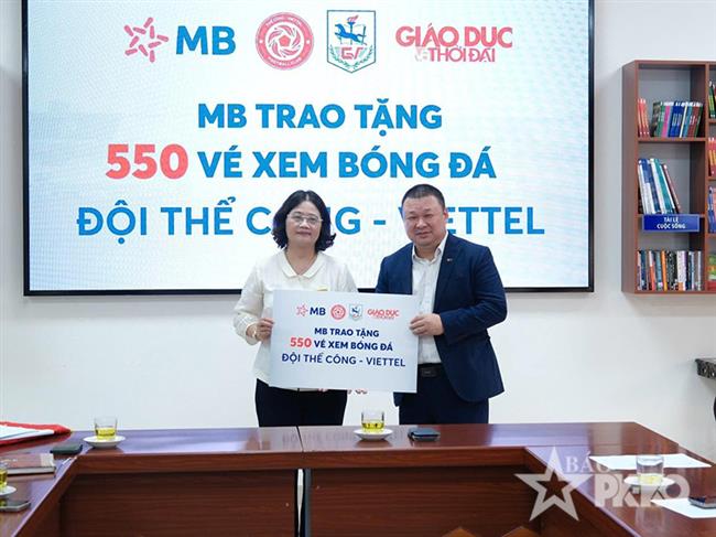 mb-trao-tang-hon-600-ve-xem-bong-da-cho-truong-thcs-giang-vo