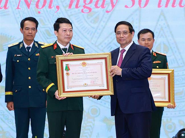 mb-vinh-du-don-nhan-huan-chuong-bao-ve-to-quoc-hang-nhat