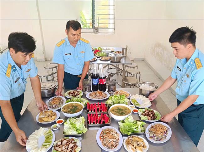 nang-cao-chat-luong-bua-an-bao-dam-suc-khoe-bo-doi