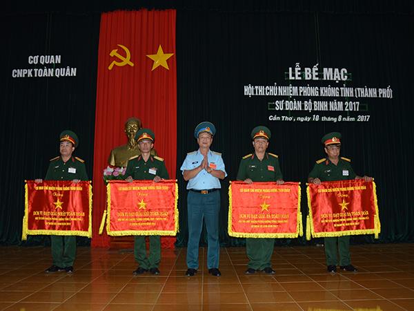 nang-cao-trinh-do-tong-hop-doi-ngu-can-bo-co-quan-chu-nhiem-phong-khong-tinh-thanh-pho-su-doan-bo-binh
