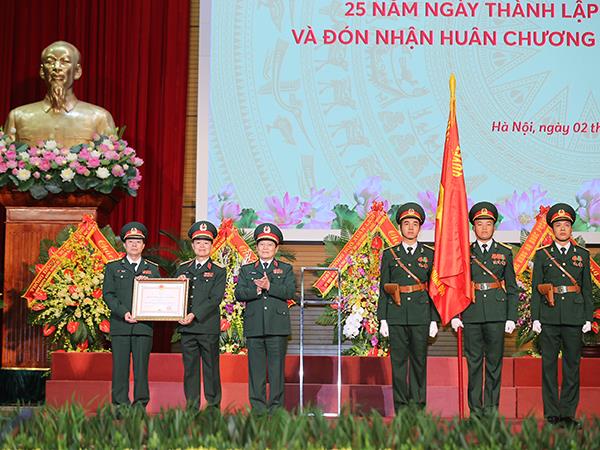 ngan-hang-tmcp-quan-doi-gap-mat-ky-niem-25-nam-thanh-lap-va-don-nhan-huan-chuong-bao-ve-to-quoc-hang-nhat