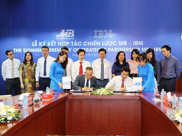 ngan-hang-tmcp-quan-doi-ky-ket-thoa-thuan-hop-tac-chien-luoc-voi-tap-doan-ibm