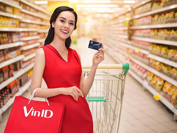 ngan-hang-tmcp-quan-doi-ra-mat-the-lien-ket-vinid-mb-visa