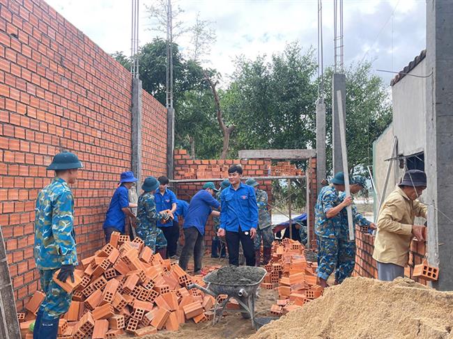 ngay-hoi-quoc-phong-toan-dan-tren-vung-ron-lu-son-hoa