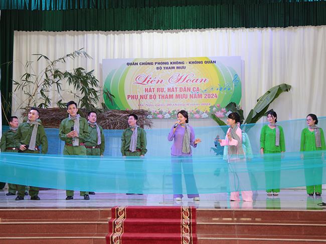 ngot-ngao-cau-hat-dan-ca-cua-phu-nu-bo-tham-muu-phong-khong-khong-quan