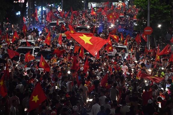 nguoi-ham-mo-ca-nuoc-xuong-duong-mung-chien-thang-cua-olympic-viet-nam