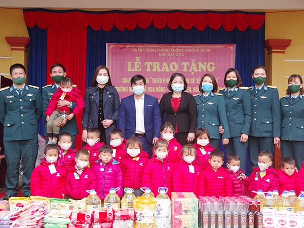 nha-may-z119-tang-106-suat-qua-cho-tre-em-kho-khan-tren-dia-ban-tinh-lao-cai