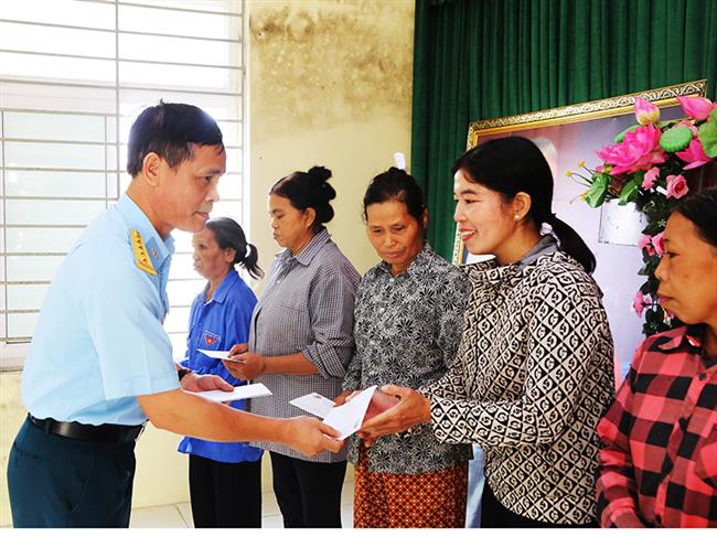 nha-may-z119-tham-tang-qua-cac-gia-dinh-tren-dia-ban-bi-thiet-hai-do-bao-so-3