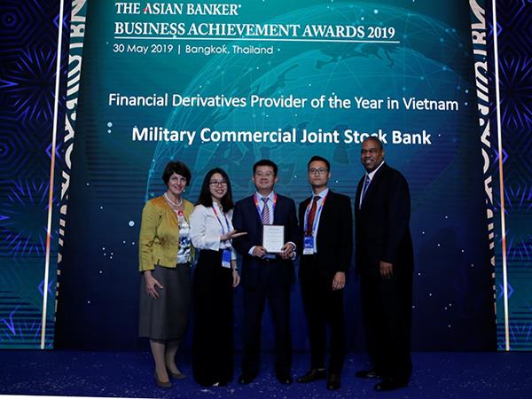 nhan-giai-thuong-cua-asian-banker-mbbank-khang-dinh-vi-the-hang-dau-tren-thi-truong-phai-sinh