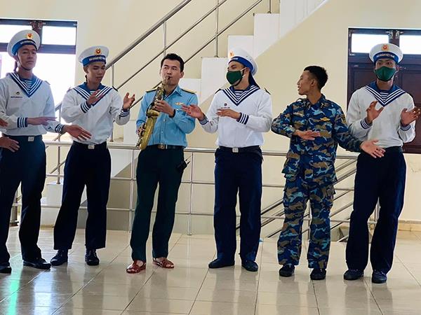 nhung-mon-qua-tinh-than-cua-doan-van-cong-pk-kq-mang-toi-truong-sa