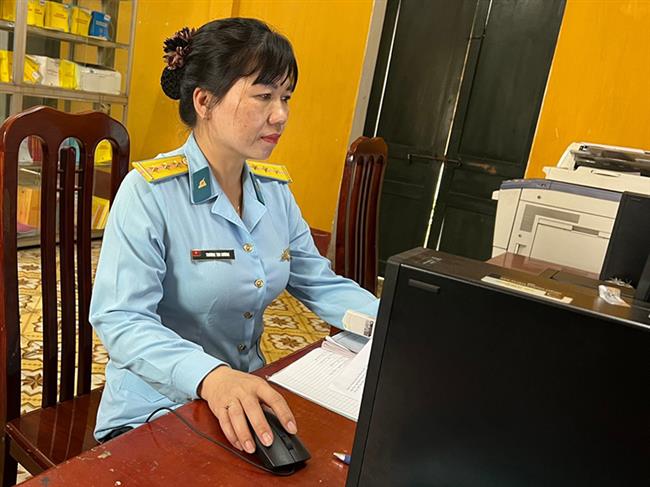 nu-nhan-vien-van-thu-het-minh-vi-cong-viec