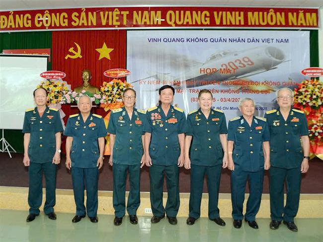 nua-the-ky-chuyen-bay-chao-mung-ngay-giai-phong-mien-nam