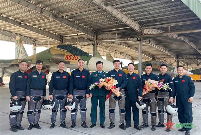 phi-cong-su-30mk2-tu-hao-hoan-thanh-xuat-sac-nhiem-vu-bay-chao-mung-trien-lam
