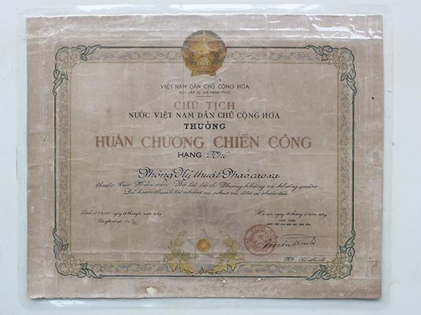phia-sau-tam-huan-chuong-chien-cong