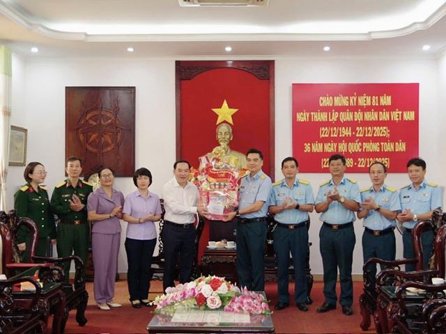 pho-bi-thu-thuong-truc-tinh-uy-khanh-hoa-tham-chuc-mung-truong-si-quan-khong-quan