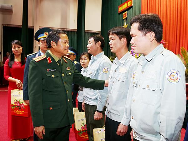 pho-chu-tich-quoc-hoi-tham-tang-qua-nguoi-lao-dong-nha-may-a31