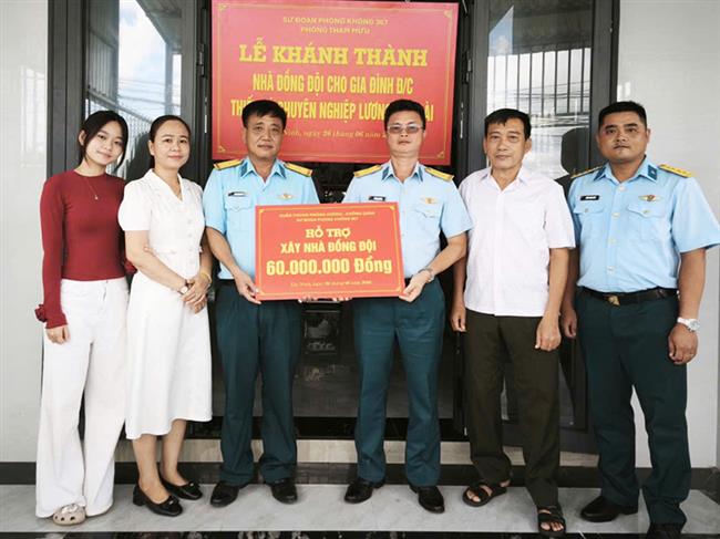 phong-tham-muu-su-doan-367-ban-giao-“nha-dong-doi”-tang-gia-dinh-thieu-ta-qncn-luong-ba-hoai