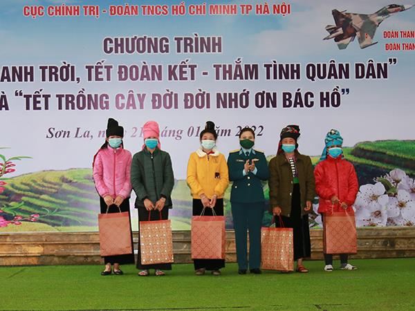 phu-nu-quan-chung-pk-kq-tham-tang-qua-cac-doi-tuong-co-hoan-canh-kho-khan