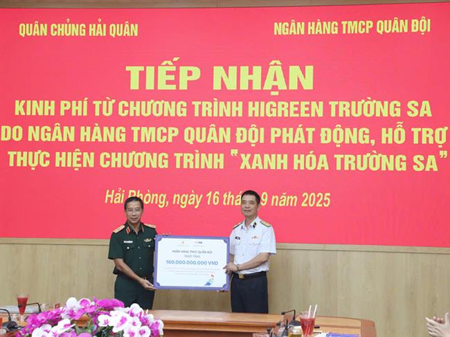 quan-chung-hai-quan-tiep-nhan-kinh-phi-tu-chuong-trinh-higreen-truong-sa