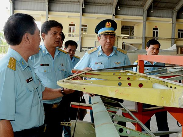 quan-chung-phong-khong-khong-quan-kiem-tra-nha-may-a41-va-trung-doan-935