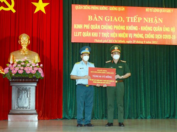 quan-chung-phong-khong-khong-quan-ban-giao-kinh-phi-ho-tro-quan-khu-7-phong-chong-dich-covid-19