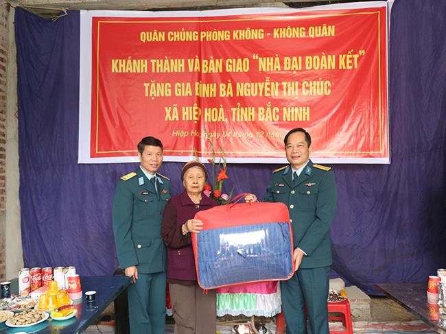 quan-chung-phong-khong-khong-quan-ban-giao-“nha-dai-doan-ket”-tang-gia-dinh-chinh-sach