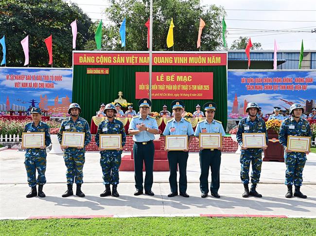 quan-chung-phong-khong-khong-quan-be-mac-dien-tap-chien-thuat-phan-doi-ky-thuat-ten-lua-phong-khong-s-75m-nam-2025