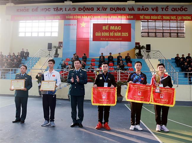 quan-chung-phong-khong-khong-quan-be-mac-giai-bong-ro-nam-2025