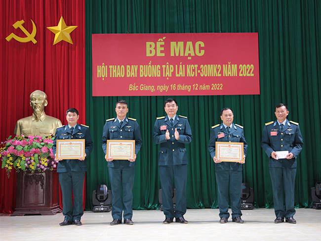 quan-chung-phong-khong-khong-quan-be-mac-hoi-thao-bay-buong-tap-lai-kct-30mk2-nam-2022