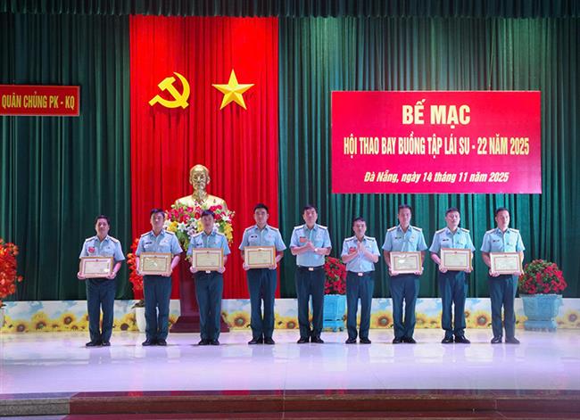 quan-chung-phong-khong-khong-quan-be-mac-hoi-thao-bay-buong-tap-lai-su-22-nam-2025
