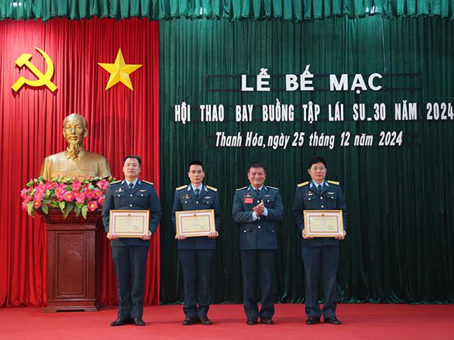 quan-chung-phong-khong-khong-quan-be-mac-hoi-thao-bay-buong-tap-lai-su-30-nam-2024