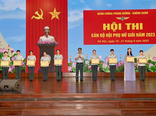 quan-chung-phong-khong-khong-quan-be-mac-hoi-thi-can-bo-hoi-phu-nu-gioi-nam-2023
