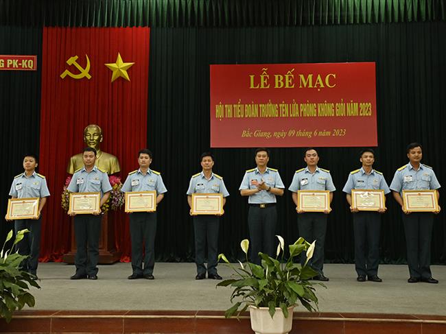 quan-chung-phong-khong-khong-quan-be-mac-hoi-thi-tieu-doan-truong-ten-lua-phong-khong-gioi-nam-2023