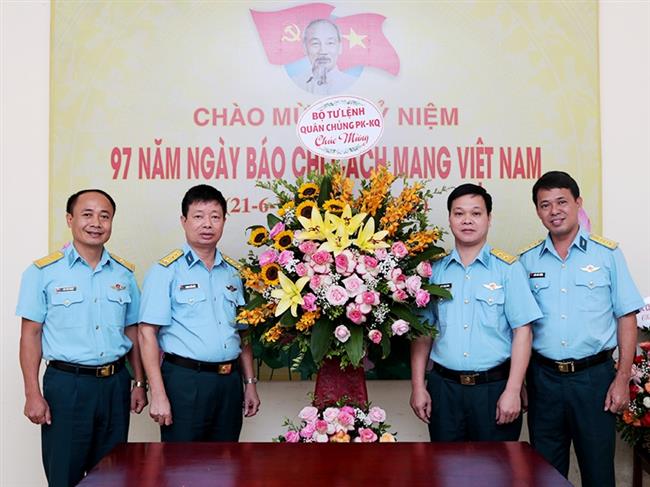 quan-chung-phong-khong-khong-quan-chuc-mung-bao-pk-kq-nhan-ky-niem-97-nam-ngay-bao-chi-cach-mang-viet-nam