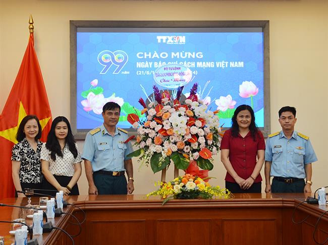 quan-chung-phong-khong-khong-quan-chuc-mung-cac-co-quan-thong-tan-bao-chi-nhan-dip-ky-niem-99-nam-ngay-bao-chi-cach-mang-viet-nam-21-6