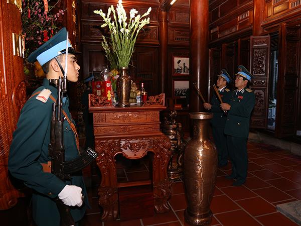 quan-chung-phong-khong-khong-quan-dang-huong-tuong-niem-cac-anh-hung-liet-si-nhan-dip-tet-nguyen-dan-canh-ty-2020