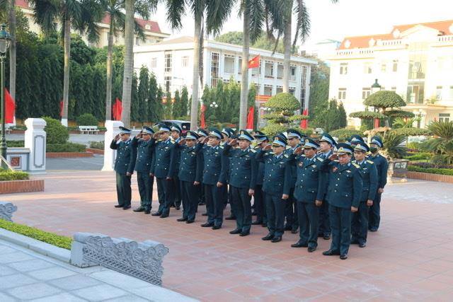 quan-chung-phong-khong-khong-quan-dang-huong-tuong-niem-chu-tich-ho-chi-minh-va-cac-anh-hung-liet-si-nhan-dip-nam-moi-2021