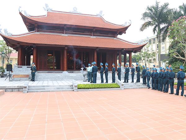 quan-chung-phong-khong-khong-quan-dang-huong-tuong-niem-chu-tich-ho-chi-minh-va-cac-anh-hung-liet-si
