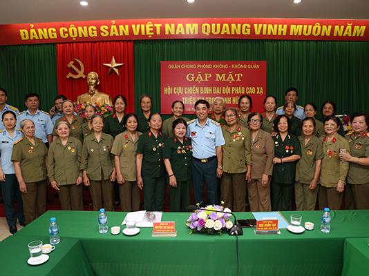 quan-chung-phong-khong-khong-quan-gap-mat-ccb-dai-doi-nu-phao-cao-xa-trieu-thi-trinh