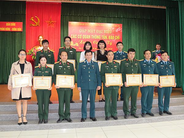 quan-chung-phong-khong-khong-quan-gap-mat-dai-bieu-cac-co-quan-thong-tan-bao-chi-nhan-dip-xuan-canh-ty