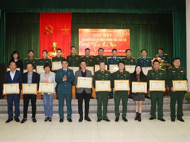 quan-chung-phong-khong-khong-quan-gap-mat-dai-bieu-cac-co-quan-thong-tan-bao-chi-nhan-dip-xuan-quy-mao-2023