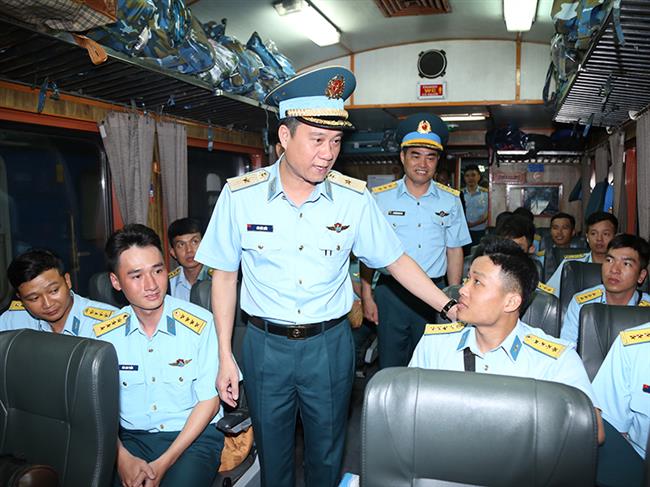 quan-chung-phong-khong-khong-quan-giao-nhiem-vu-co-dong-luc-luong-phuong-tien-tham-gia-le-ky-niem-50-nam-ngay-giai-phong-mien-nam-thong-nhat-dat-nuoc