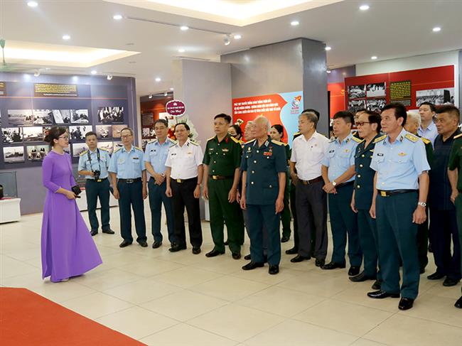 quan-chung-phong-khong-khong-quan-khai-mac-trien-lam-“60-nam-am-vang-chien-thang-tran-dau”