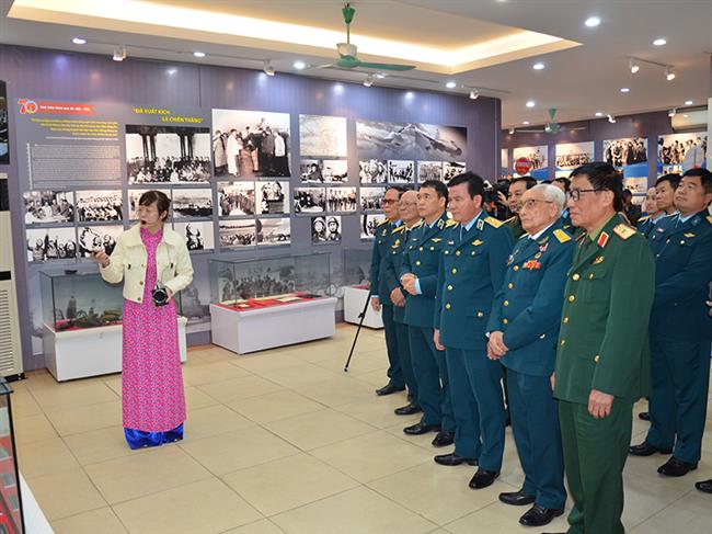 quan-chung-phong-khong-khong-quan-khai-mac-trien-lam-“nhung-canh-bay-giu-troi-to-quoc”