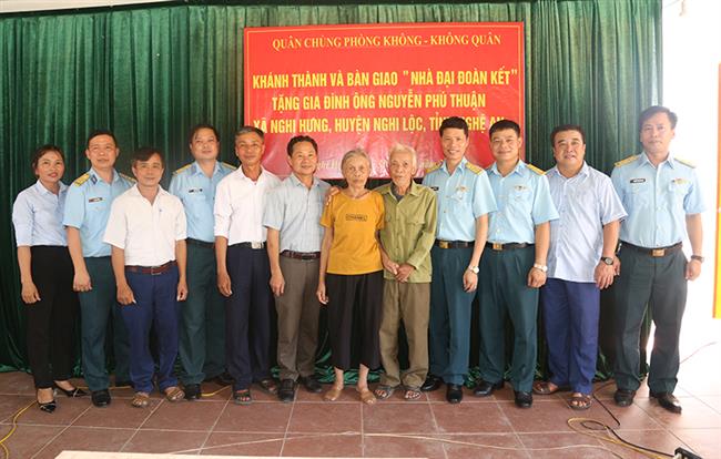 quan-chung-phong-khong-khong-quan-khanh-thanh-va-ban-giao-“nha-dai-doan-ket”-tang-gia-dinh-ong-nguyen-phu-thuan
