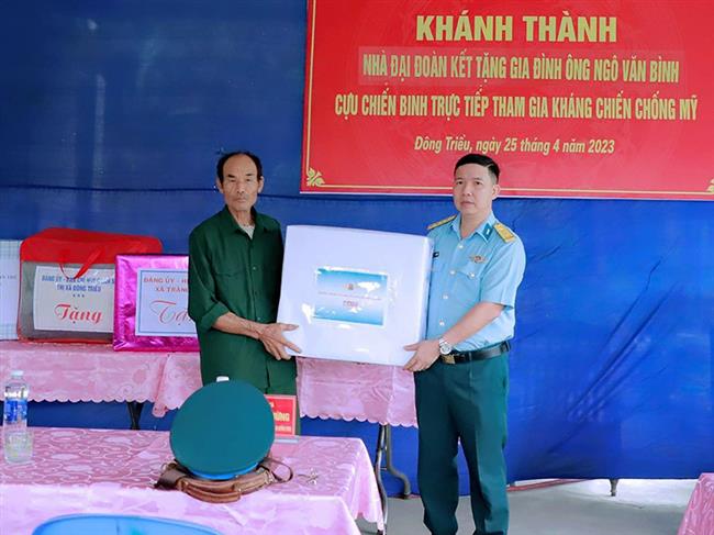 quan-chung-phong-khong-khong-quan-khanh-thanh-“nha-dai-doan-ket”-tang-gia-dinh-ong-ngo-van-binh