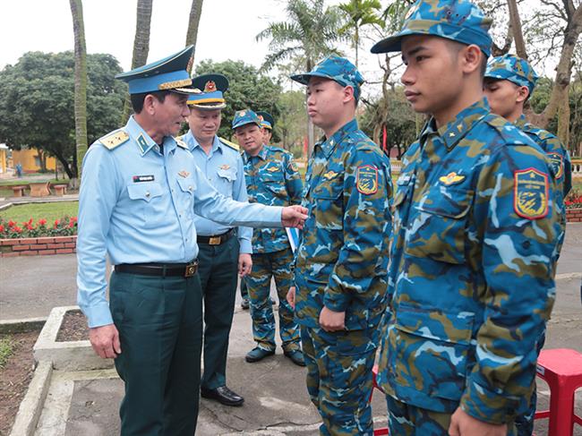 quan-chung-phong-khong-khong-quan-kiem-tra-cong-tac-huan-luyen-chien-si-moi-tai-su-doan-361-va-su-doan-371
