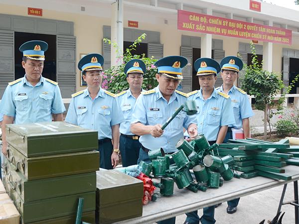 quan-chung-phong-khong-khong-quan-kiem-tra-cong-tac-huan-luyen-chien-si-moi-tai-trung-doan-93